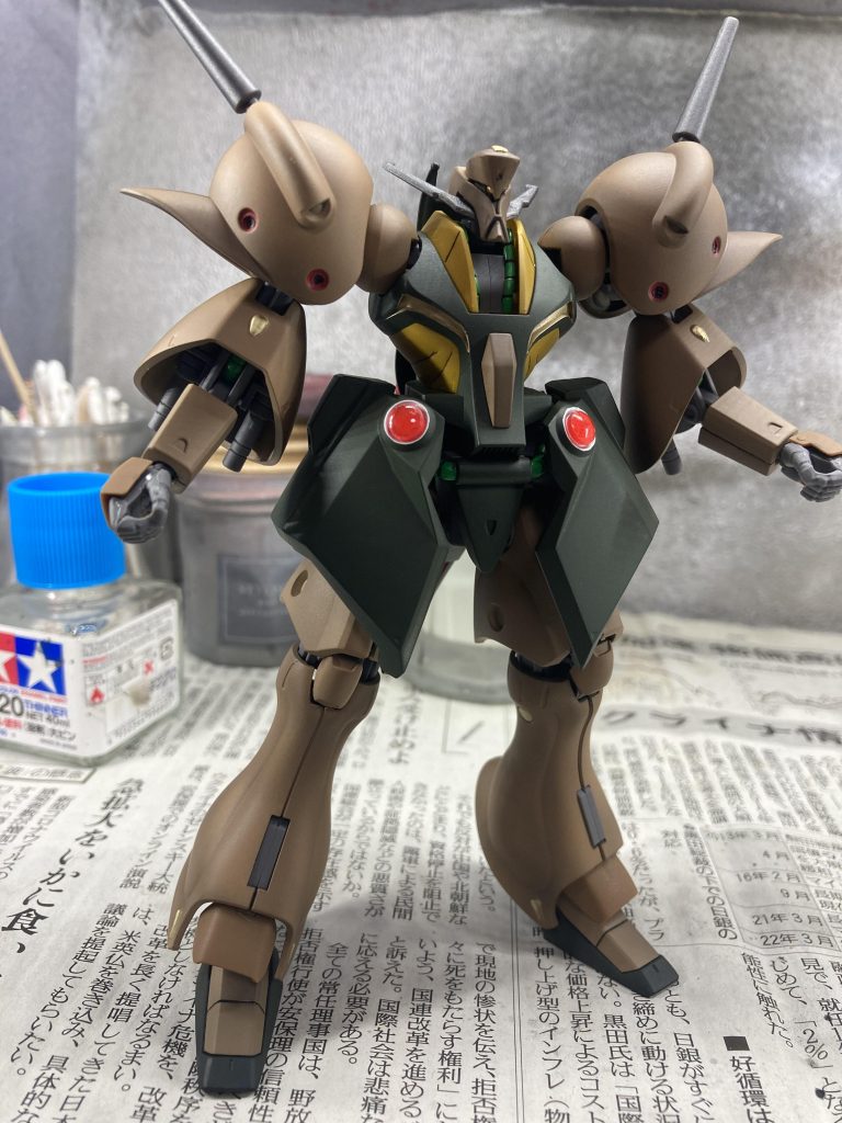 モノアイはシールだと目立たないので、くり抜いて金の丸い虫ピンを埋め込んでみました。