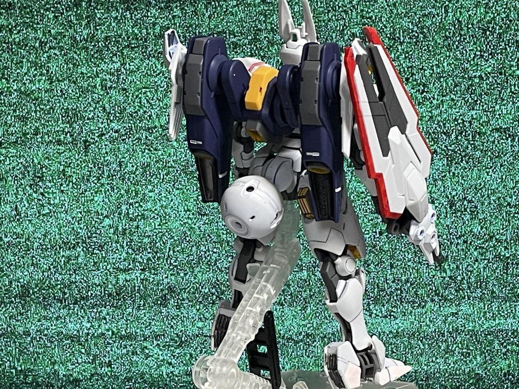 背面。大きな兎の尻尾が目を惹くがこれもただの飾りというものでもなく、GUNDフォーマットにおいて使用者が本来存在しない部位を認識できるかのテストを兼ねている。