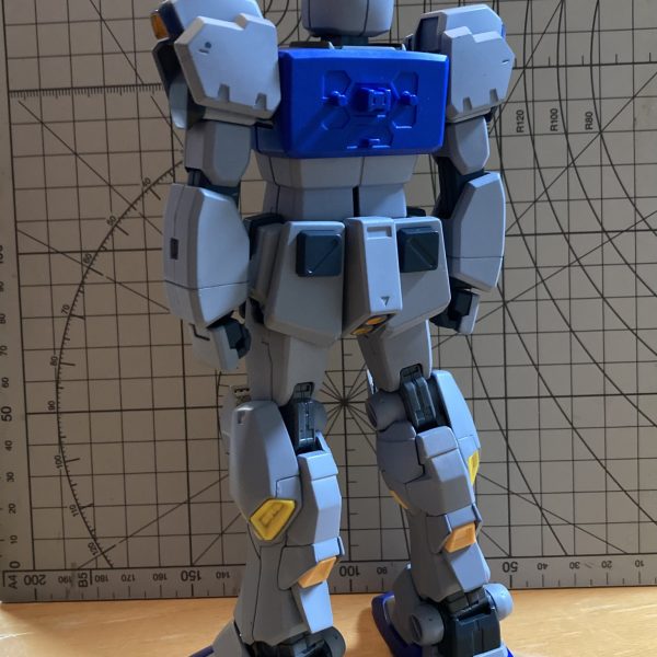 1/100でジムⅢのカスタム機を妄想してます。ボディーパーツの一部は塗り直している途中ですが、大体出来上がりました。後は武器類とバックパックを組み上げないと。汗 どうでしょう、ジムⅢに見えますでしょうか？（3枚目）