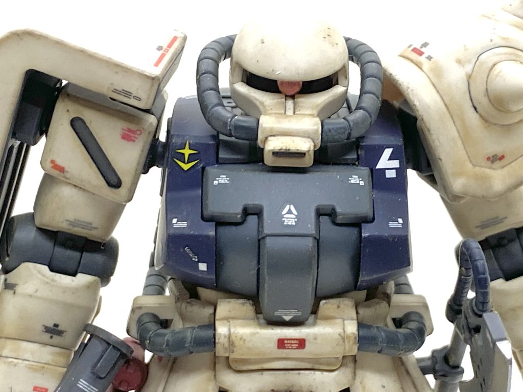 デカールはガンダムデカールで専用がありますからそれをメインに余っていたデカールを満遍なく貼っています。劇中ではパワードジムのアグレッサー機でしたから、今回はセールカラーの部分は赤と黒のコーションデカールを半々ぐらいで貼りました。劇中でヘルメットに番号が描いてあり4番機はキース機なのでそれをイメージしています(因みにウラキは5番でした)。トリントン基地のマークやアルファベットのマーキングはふんだんに出ているのでガンガン貼りました(笑)。