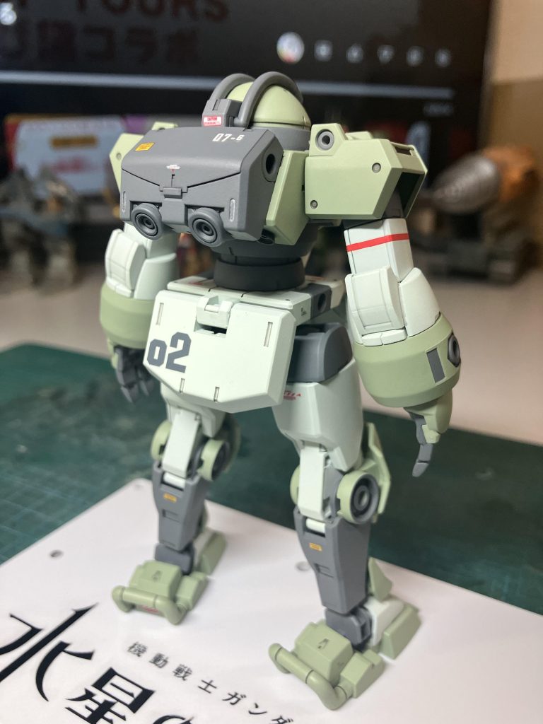 機体色は78ホワイトとMSグリーン使いました。教習機なのでデカールは安全表示多めにしました。汚しするか悩みしたが、「学校の実習で使った機械って、メチャクチャ綺麗にさせられるよな…」ということで汚さない事に。