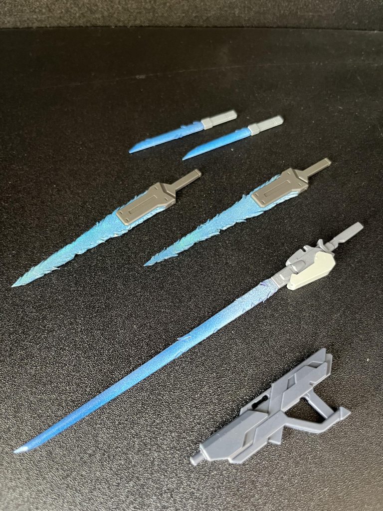 装備ライフルは加工なしのシンプルなやつです。ビームパーツはニッパーで切れ目を入れてほとばしる感を出してみました。