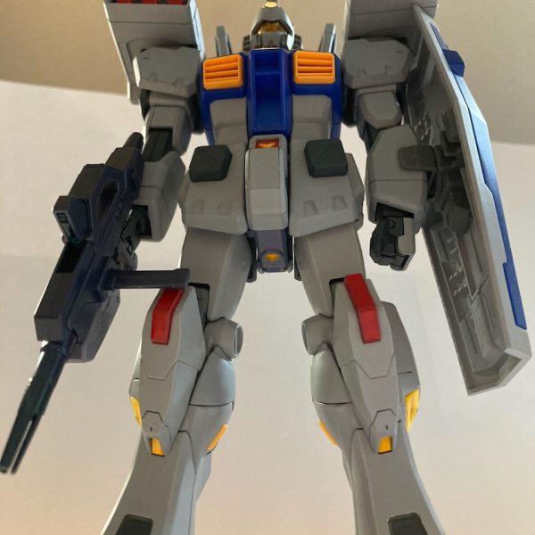 1/100でジムⅢのカスタム機を妄想してます。ジムⅢと言ったら、特徴的な肩部のミサイルポッド。サイズ的に1/144のスタークジェガンの物がジャストフィット。ジムⅢ感UP❣️設定では4連ミサイルなんですけどね。笑腰部のミサイルは、クリアランスが無く、腕が外側に開いてバランスが悪くなるので取り付けないことにします。  （2枚目）