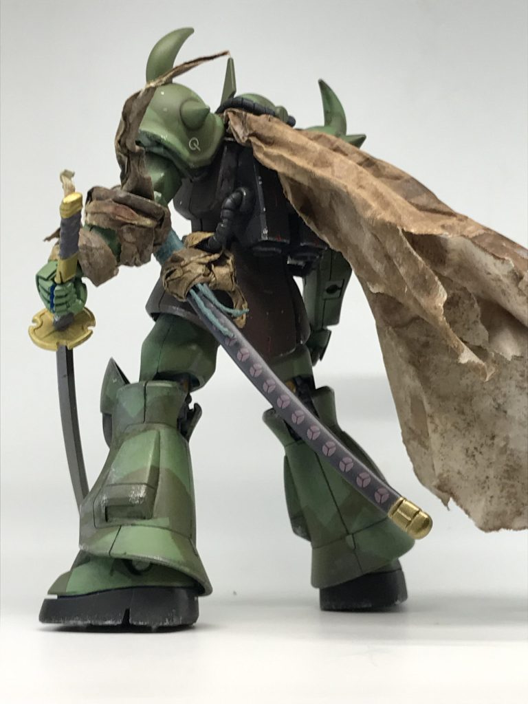 後ろ姿…あ、バーニア塗ってないや刀は娘の部屋にあったワ○ピースのゾ○のフィギュアからパクりましたというかお年玉は高校生までと伝えていたのですが、娘が正月に帰省したのでお年玉をあげたら喜んでフィギュアを譲ってくれました😅