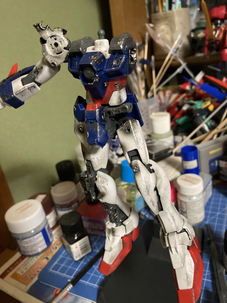 穴が空いていたら装甲が剥がれてる部分はグレー→黒→銀の順で色をのせて焦げたような表現をイメージしました。