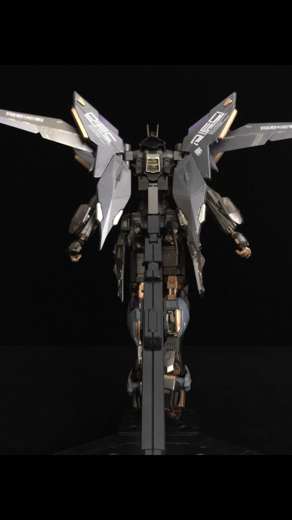 こだわりのポイントはいくつかあります！一つ目はストフリのバックパックをフリーダムの胸部に移植したことです。二つ目はストフリとフリーダムのウイングパーツをミキシングして作ってみました！