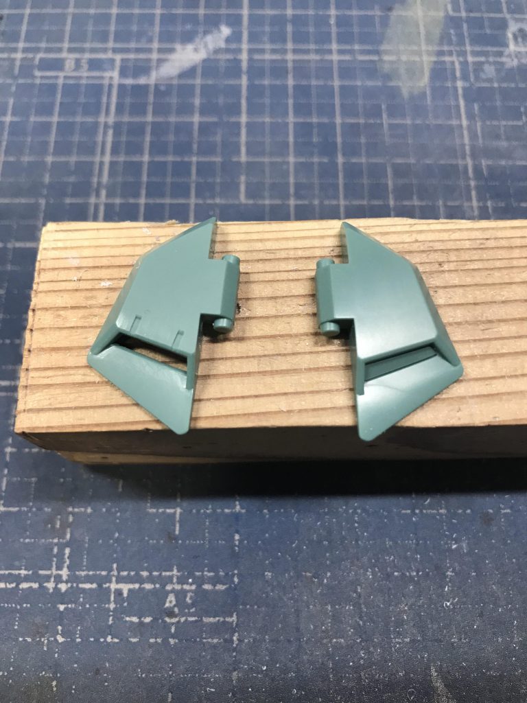 リアスカート。開口して裏打ち、各所筋彫りでディテールアップ。