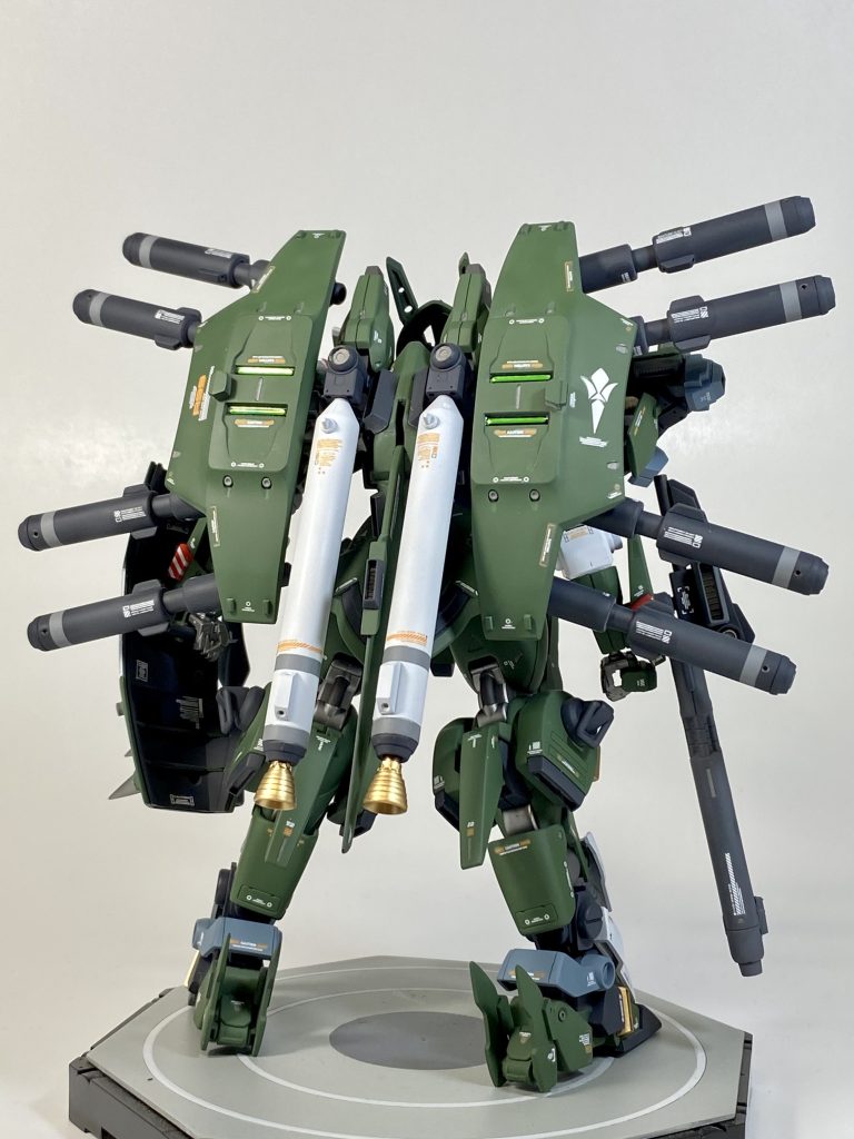 背面から シールドバインダーは肩から背中に移れて8基のビームキャノンビットを装備している。作戦内容によってはビットの代わりに対艦クルージングミサイルの装備も可能。