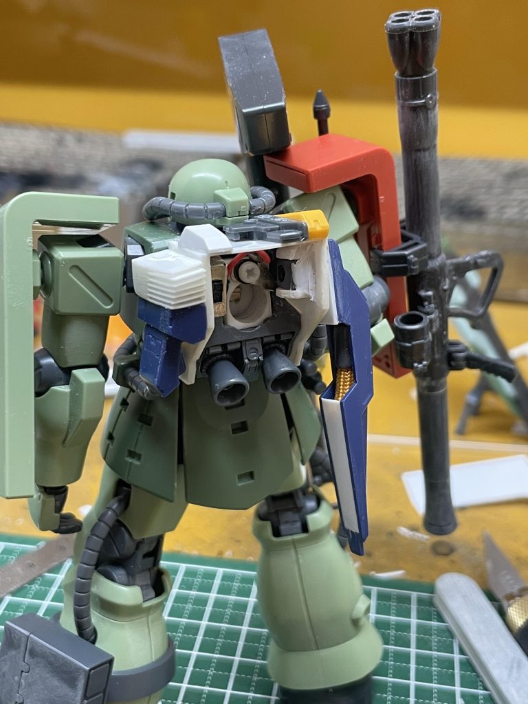 バックパック内部の感じボタン電池とスイッチを内蔵、カバーで隠す感じです。