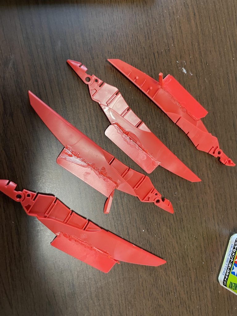 ウイングのくびれもプラ板移植で真っ直ぐに。確かRGフォースインパルスのランナーです。