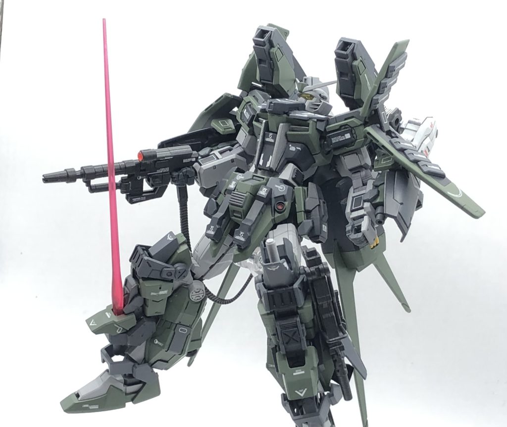 右脚部に隠されているビームサーベル 敵の不意をついたり、咄嗟の防御用に。