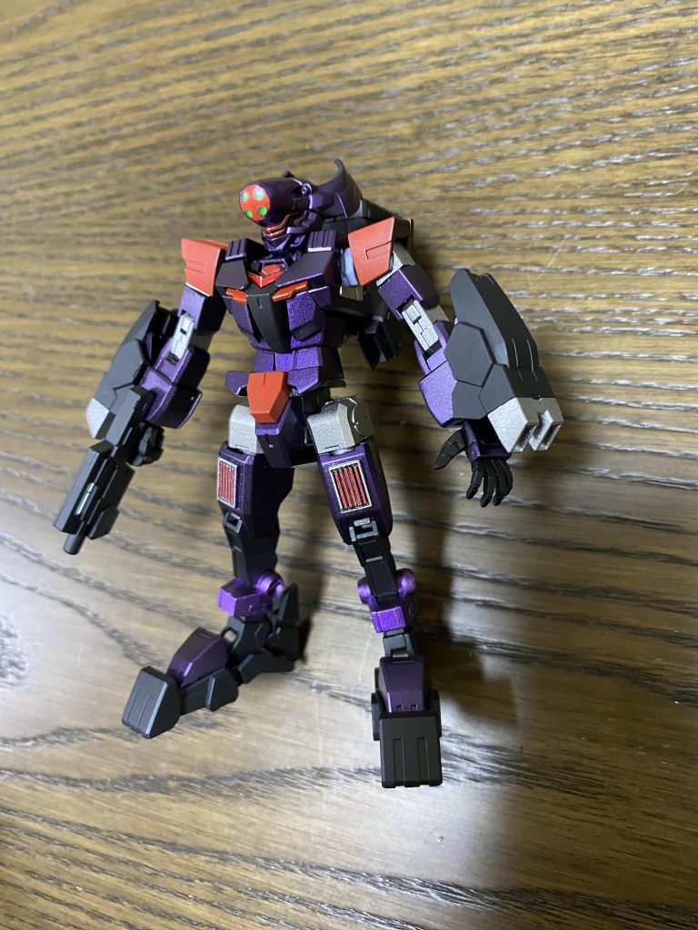 青紫に塗りたかったが、なかったのでメタルバイオレット。何だか理想の色から離れたので塗り直しました。