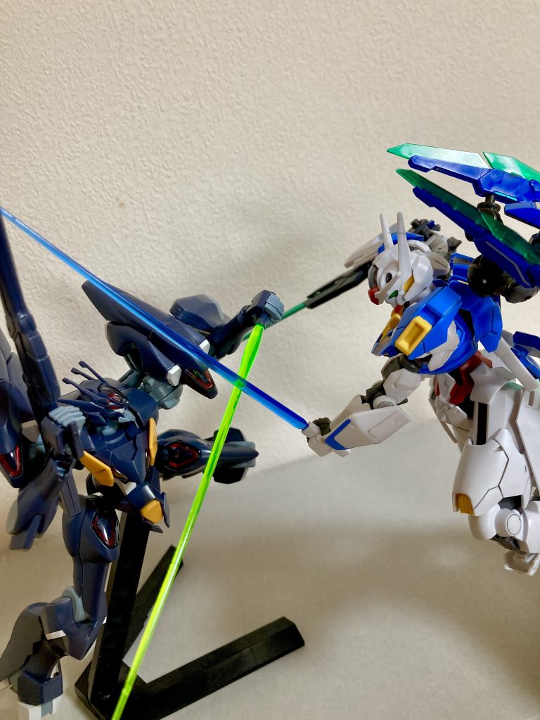 競り合うエアリアルとファラクト。