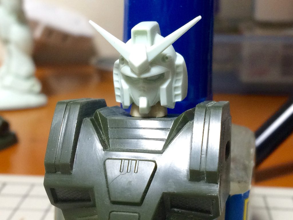 頭はFGガンダム。首をエポパテで作って、ボールジョイントで接続しました。