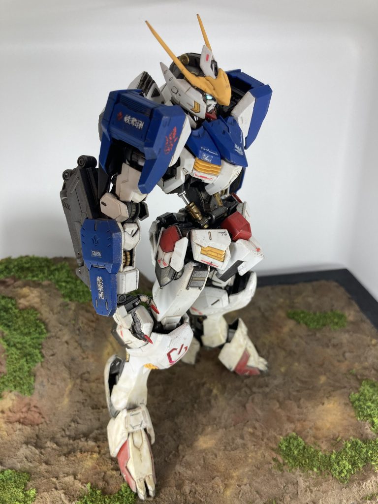 曇りの夕方に室内光とLEDライト3つで、300円ボックスで撮影しました。MGはデカくて、HGの方が影が入らないかもですね。とてもいいブースができました!ありがとうございました!