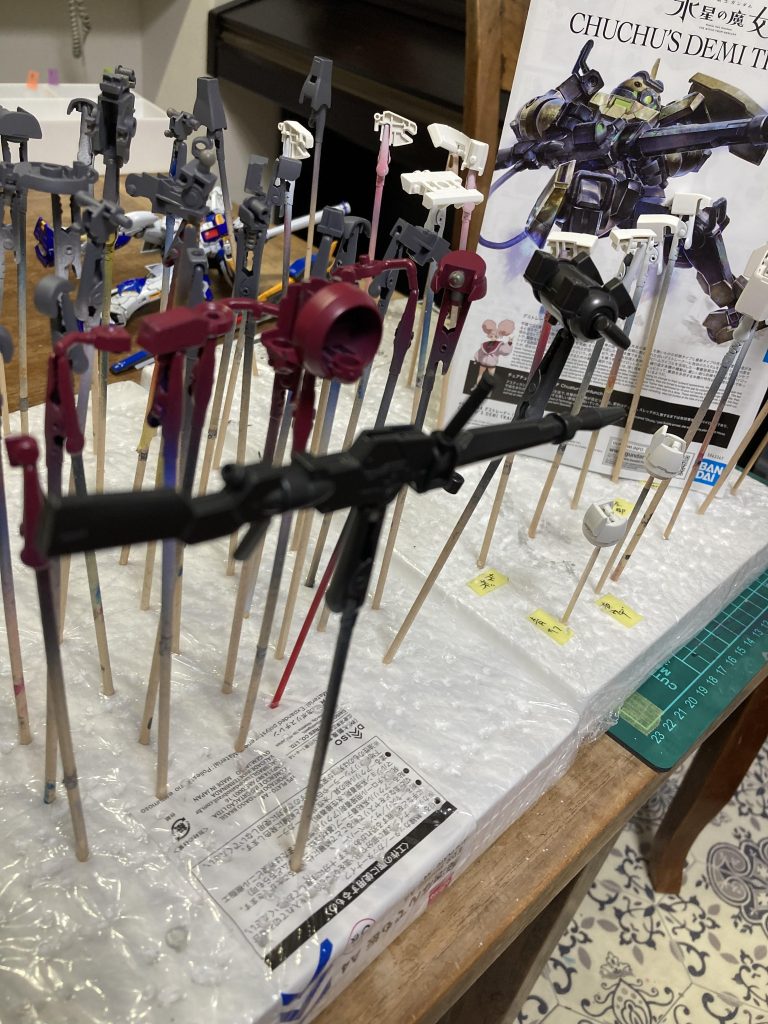 チュチュ先輩の圧に負けて、奥の方に作製中だったSIDE-F限定RGνガンダムが無造作に転がされてます(笑)。ちょうどいい息抜きでチュチュ機作れました。