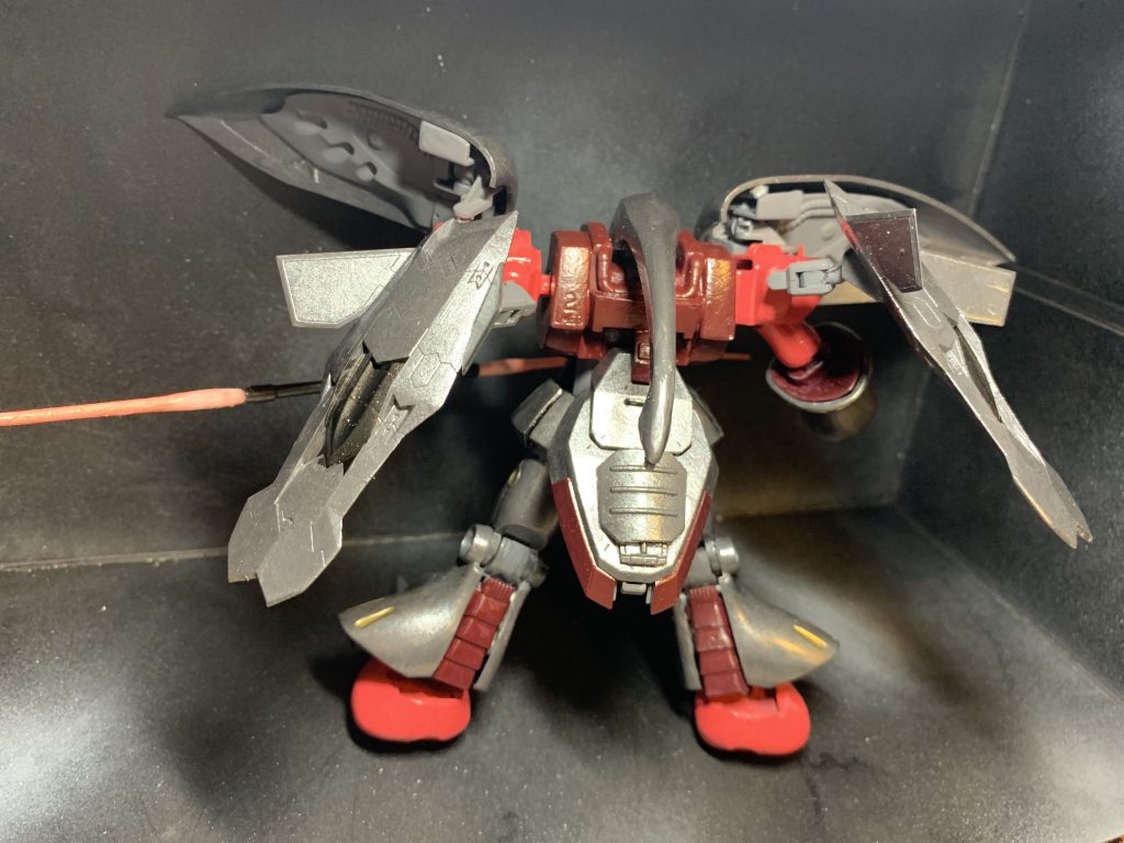 ジャンク品でパーツが少し無かったので自分で付け足して改造しました。肩のバインダーをコトブキヤの不知火弐型の跳躍ユニットにしたり境界戦機のジョウガンのパーツにして左腕はインフィニットジャスティスの腕を付けて連結ビームサーベルを持たせています。