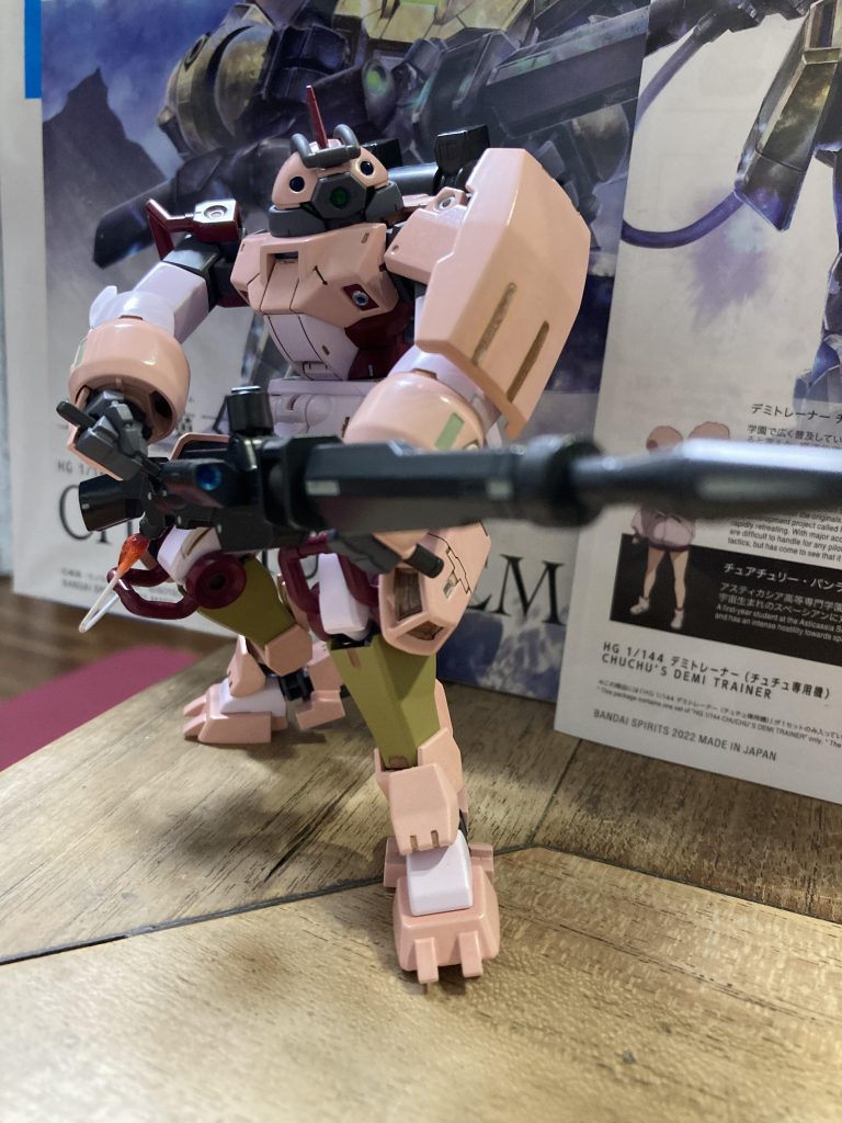 寄ってみました!チュチュ専用カラー気に入ってます。ライフルのスコープ部はタミヤエナメルのメタリックブルーです。クリアパーツはめ込んだみたいに見えますが、写真のマジックです(笑)。スミ入れはタミヤのスミ入れ塗料ダークブラウンとダークグレーを、使い分けました。