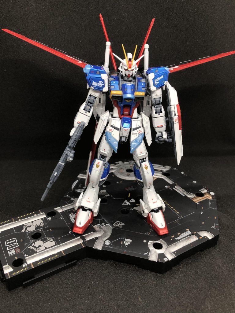 正面から。出撃前のイメージです。羽根を閉じるとスッキリしているのに広げるとヒロイックになる。宇宙世紀MSとはまた違ったカッコ良さがありますね。  今回は撮影用アクションベースも部分塗装、デカール、つや消しで作成しました。