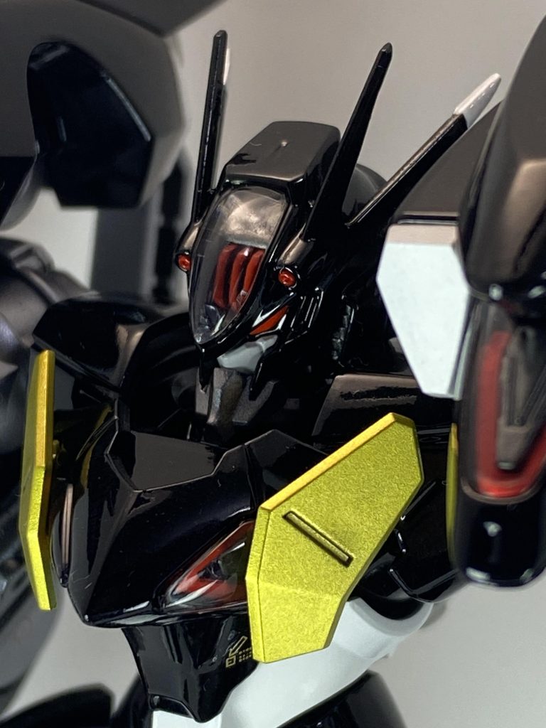 下地はガイアのエヴァサフ(黒)→クレオス  スーパークリアⅢ→ガイア プリズムブルーブラック→クレオス  スーパークリアⅢです。プリズムブルーブラックの撹拌が甘かったのか見た目は黒の光沢って感じですが、光に当てて目視で見るとパールが確認出来ます。