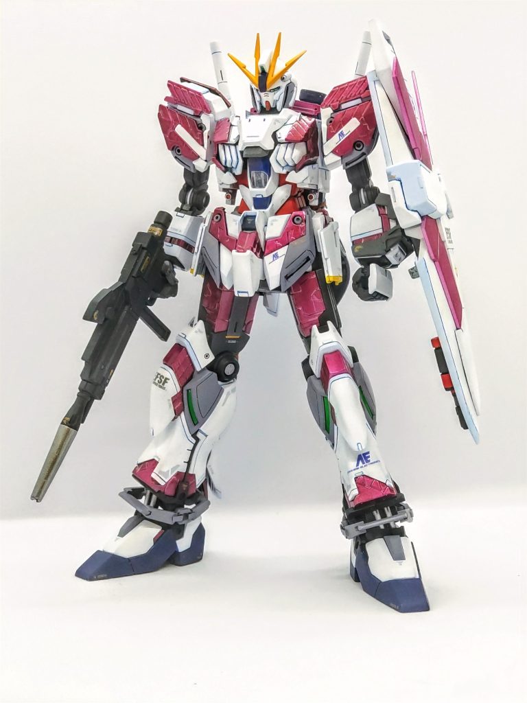 赤は、クリアーレッドを吹き付け過ぎて黒くなってしまったので、その上からシルバーを吹き付け、クリアーピンクのなんちゃってキャンディ塗装に、白でスミ入れをして、発光してるようにしたつもりです…