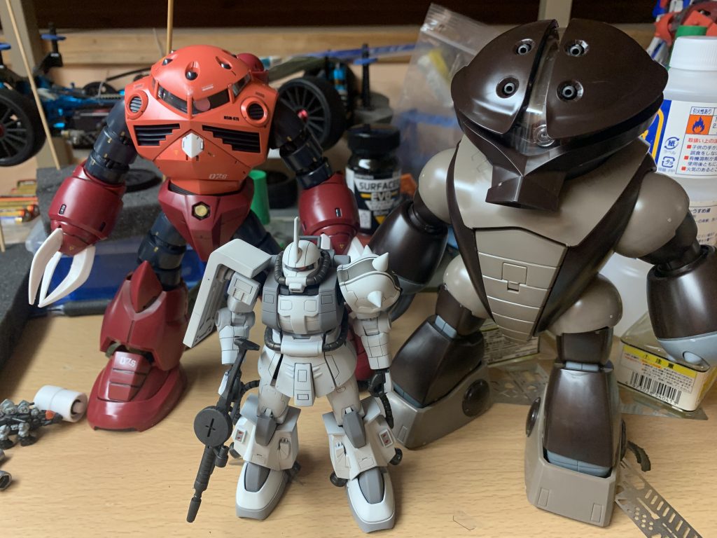 メル○リでゲットした、素組みのMGズゴックと、アッガイさん左下はゾイドのゴルドスさんと、、パシャり!以上、笑