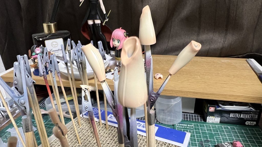 ストッキングは下地の肌から塗り直しています。