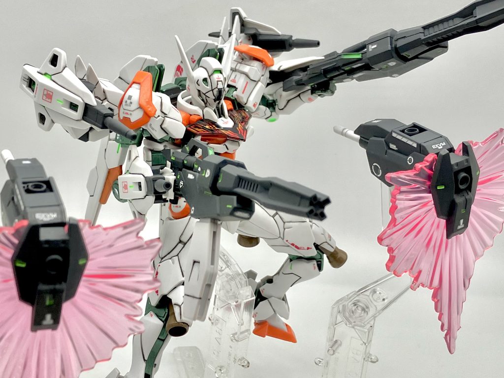 バックパックのオールレンジ攻撃は有線式にしようと思ったけど諸事情で不採用。ガンビットの一部をビームガトリングガンに装填して火力を強化。ジュピターヴ同様マルチコンテナビットは遠隔操作可能。シールドにもサーベルにも使える。