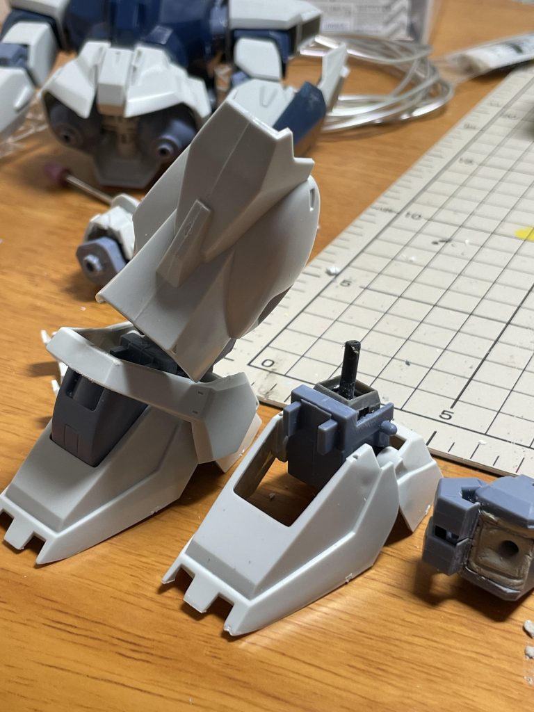 シリンダーの工作まではできませんでしたが足首で大分ポーズが決まるように。元のは可動軸が上過ぎるというのもありますね。