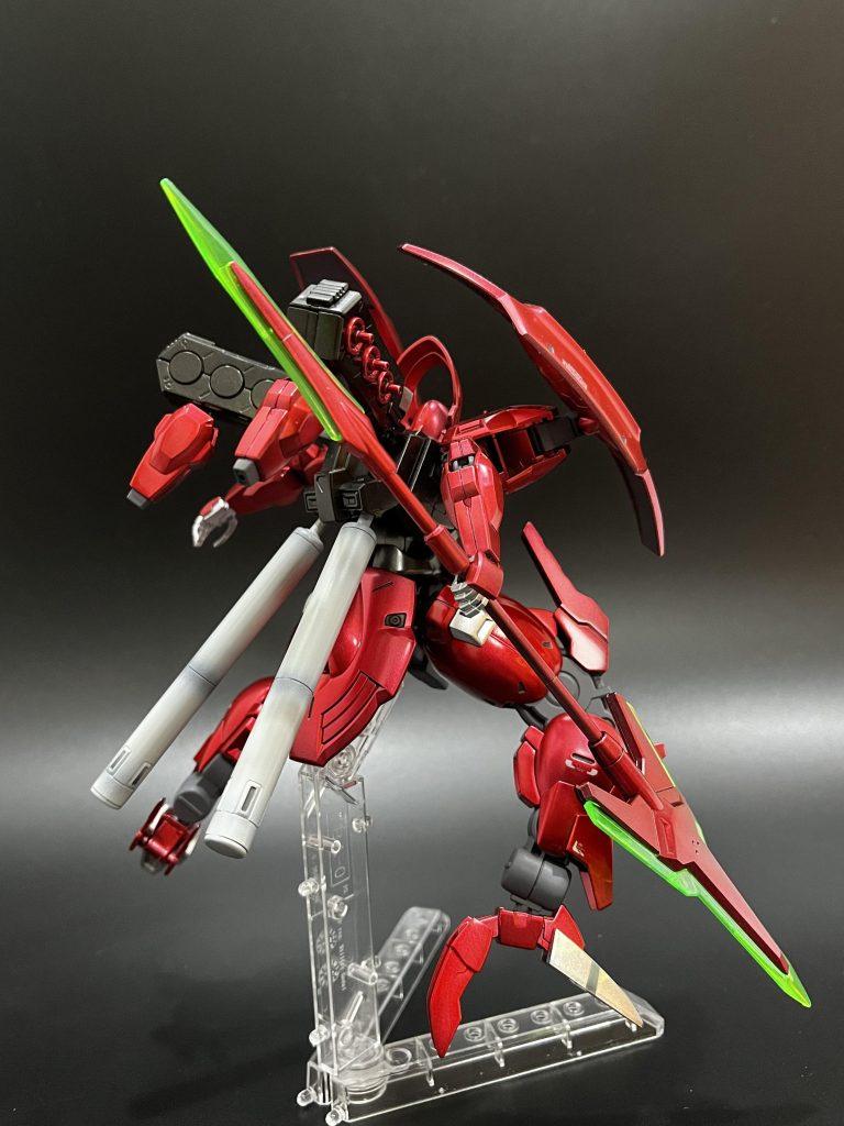 水星の魔女 登場機体での完成品はこれで2個目となります。(以前に製作した ガンダムルブリス)背面のボリュームが寂しかったのでファンネルラックとプロペラントタンクを追加しました。機体の赤さもあり、シャアが搭乗するジオン機体のような仕上がりとなりました。