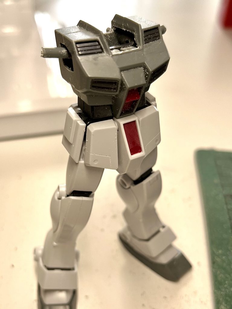 肩引きと首回りの一段落とし。爪先八の字開きもマストです。