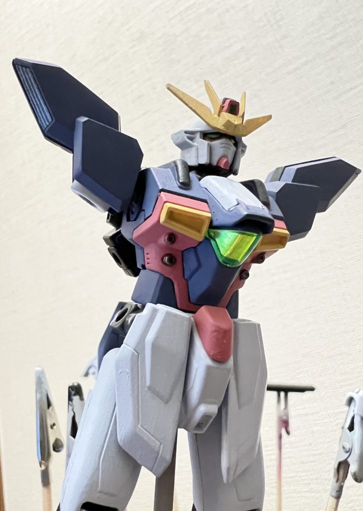 特徴的なパープルカラーリングはアクリジョンベースカラーのレッド、ブルー、ホワイトにグレーを混ぜて。あとホワイトも薄いスミレ色に仕上げています。