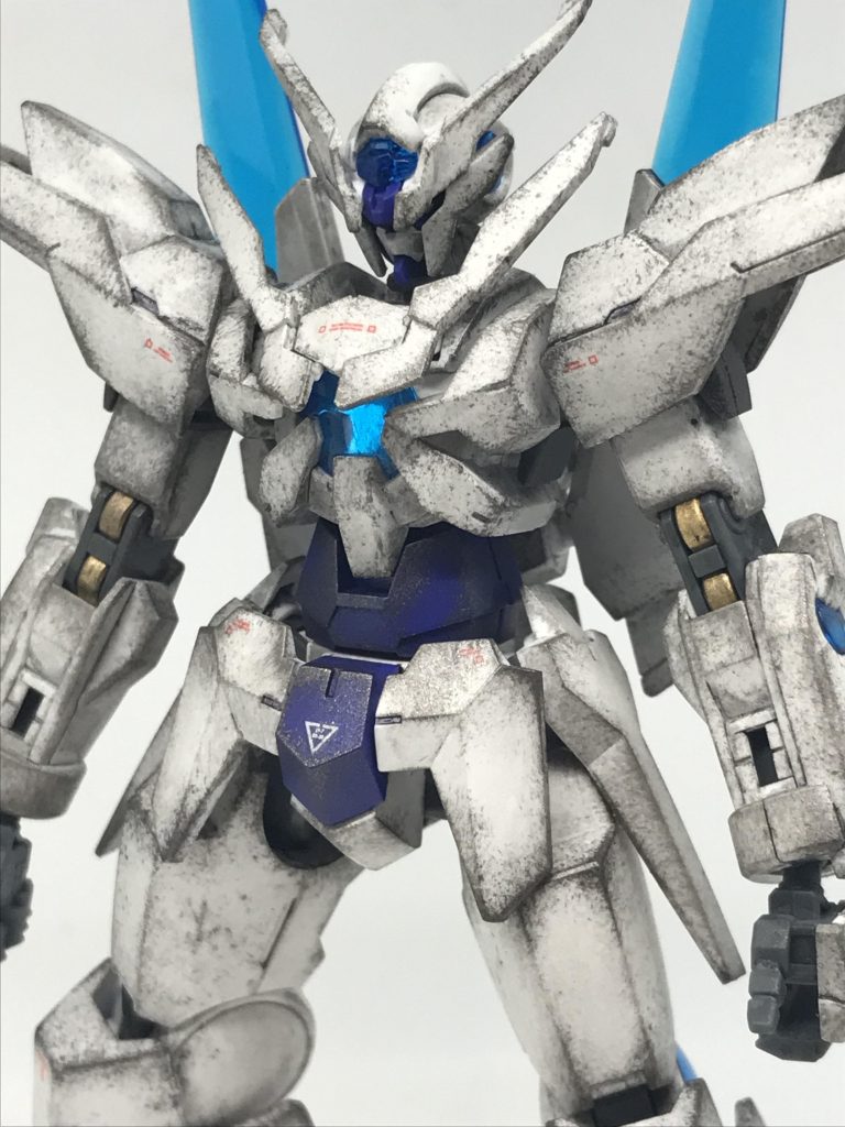 チッピングで写真のような感じになりましたチッピングの汚し具合を数字で表すと…カド部分2、エッジ部分1、面部分0.1くらいかな?慣れてない方は面部分は汚さない方が良いかもです…パーツの面部分は力加減が難しいので余計な部分に塗料が付着したり、パーツ全面に施さないと汚しが不自然になったりするので😥出来るだけ分解してからチッピングした方が良いですが、私は時短の為ウォッシングの時と同じ分解数でチッピングします