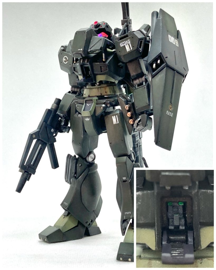 コクピットハッチ開閉ギミックを自作。内部のシートもプラ材で制作しました。