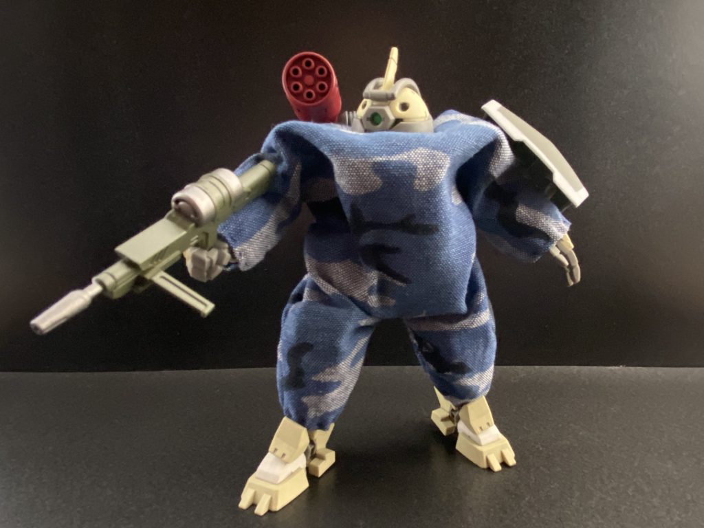 　こちらは都市迷彩使用、初めこれらの装備品に対し多くの生徒が懐疑的であったが、MSのシルエットを曖昧にすると言う意味での迷彩効果が高いと言うことが、目視での訓練(センサーやレーダー類を使用しない、カメラからの映像だけ)などの際、明らかになったことで、決闘時に着用した生徒もいるようだ。