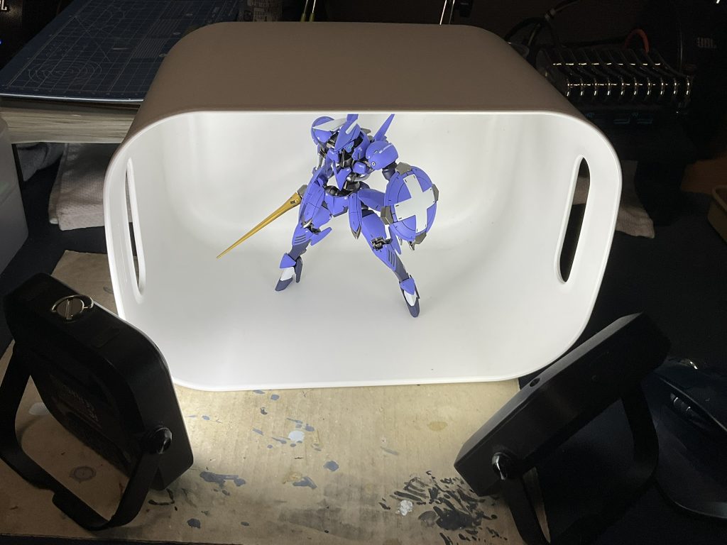 撮影シーン小型のHGで台座無しなら100均の収納用具でいい感じに撮影できるって記事をみてやってみました