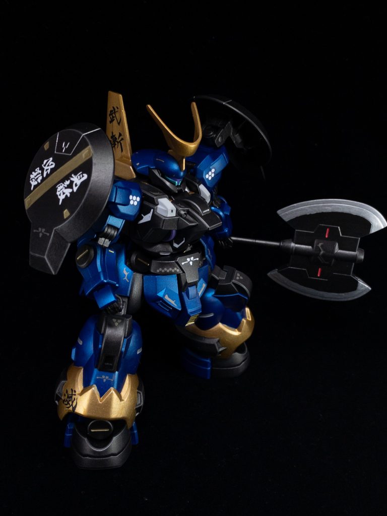 新水性ホビーカラーのメタリックブルーに艶消しトップコートを吹きました赤の方は漆みたいになりましたが、青は思ったよりメタリック感が残りました派手派手です！とっても傾いてます！