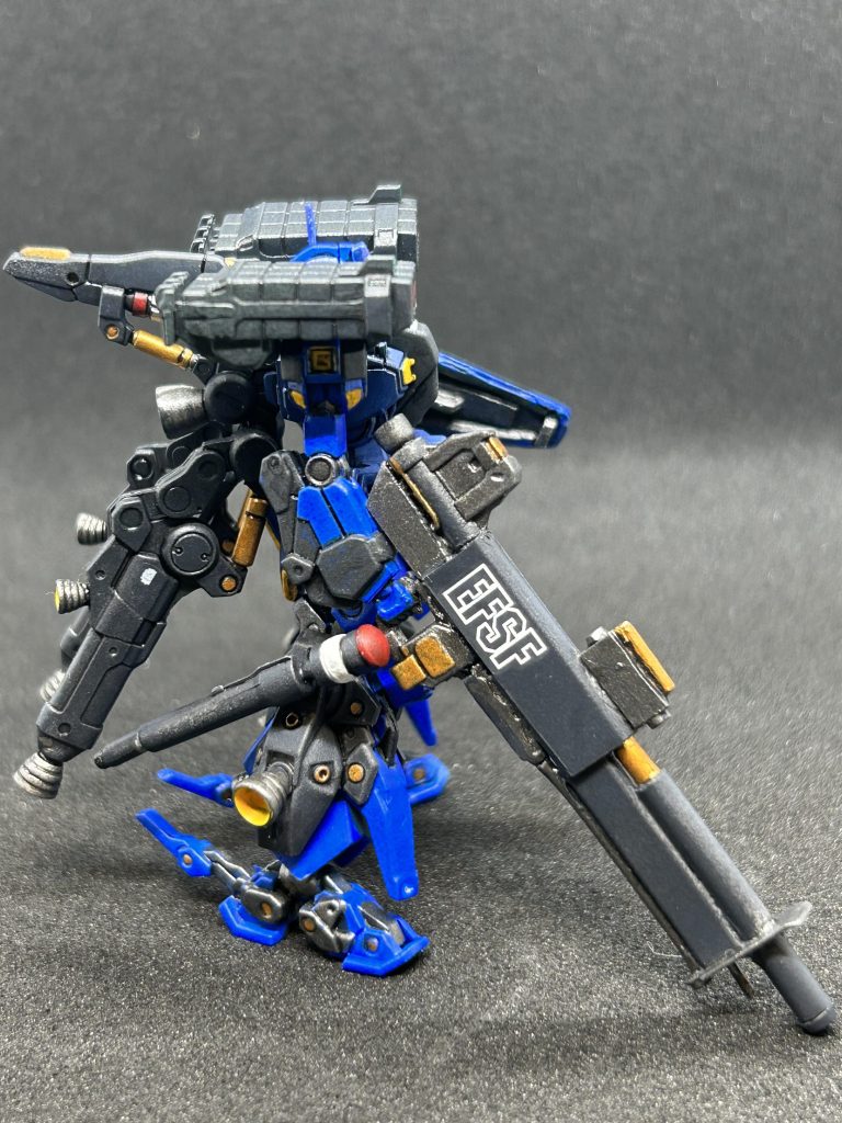 元々の武器の端材が勿体無いと思ったのでシュツルムファウスト?連邦だとクラブ?のようなものを作って足に真鍮線でくっつけました。さすがオッサンが考えた最強機体、後悔はしてません。笑