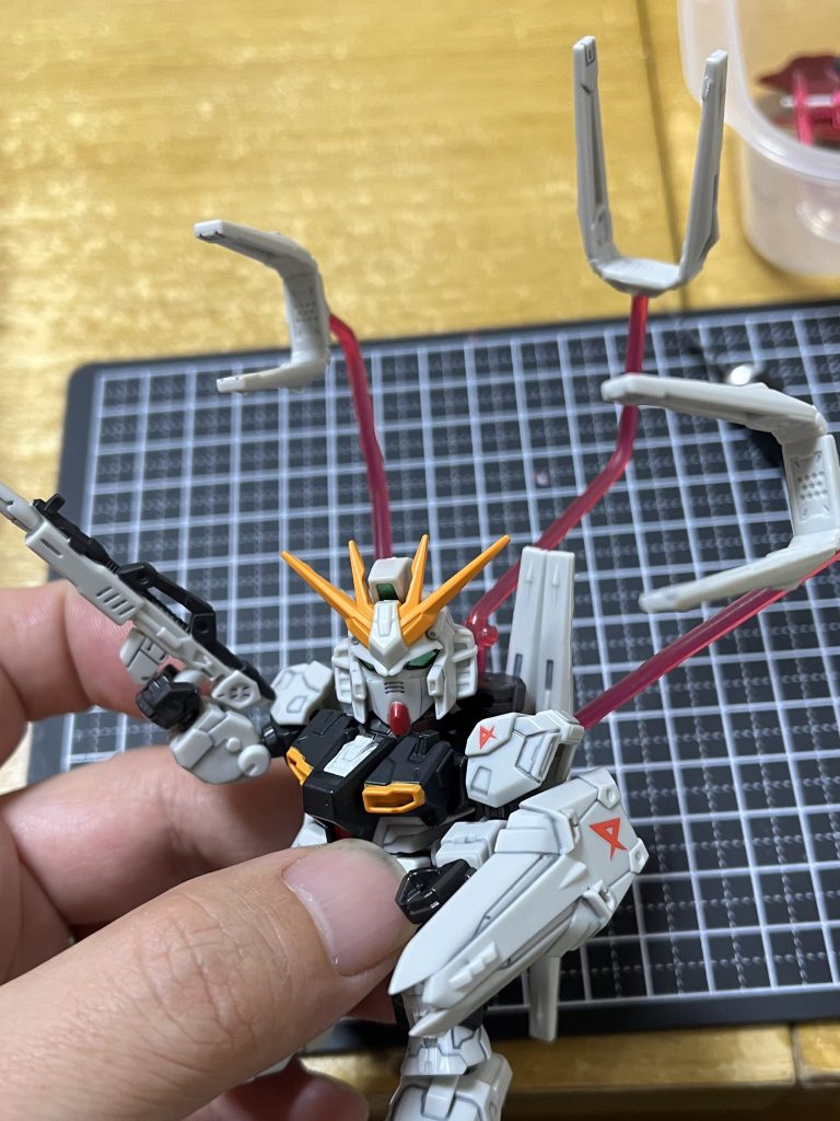 背中のハイパーバズーカ取り付け部にブッ刺してます。