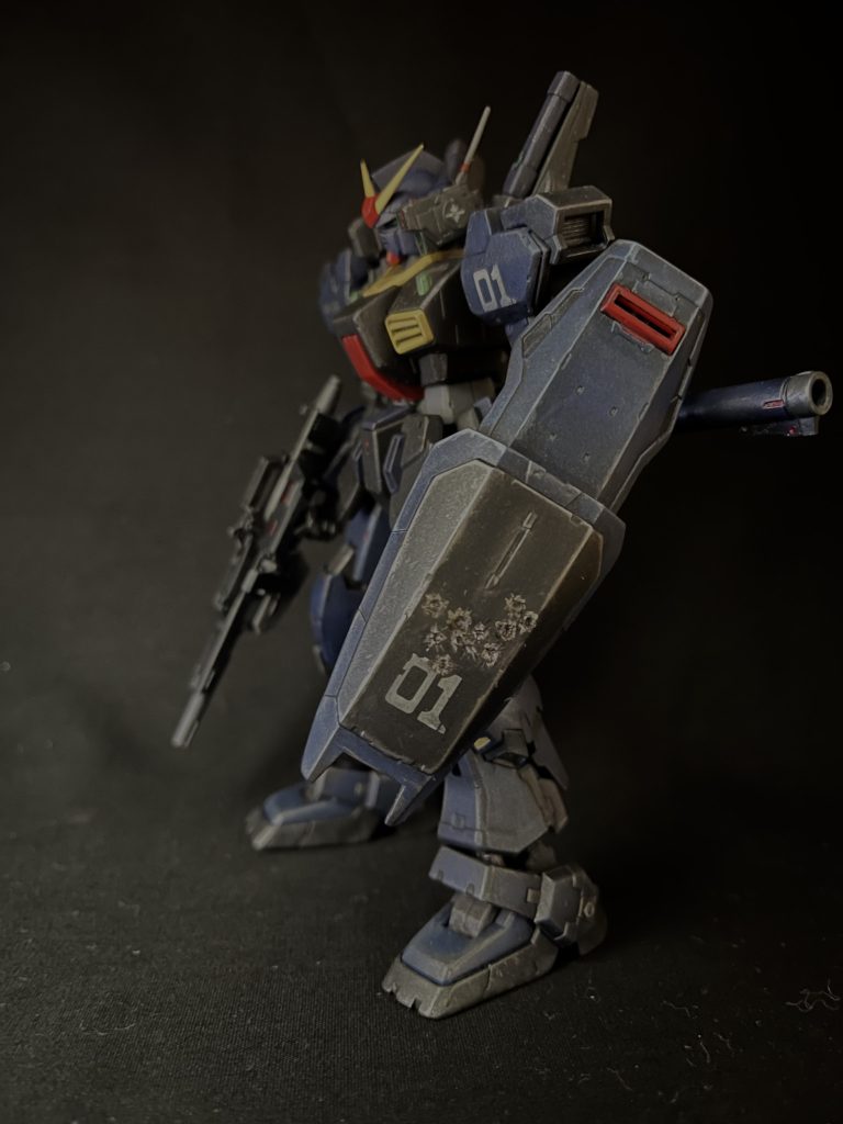 シールドの被弾痕はドリル、ハンダゴテ、熱した針と色々試していたら穴だらけに…