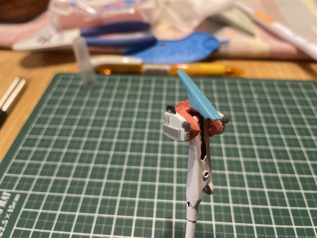 頭部はこんな感じで作成しました。センサーはパテ成型してプラ板で情報量増やしました。