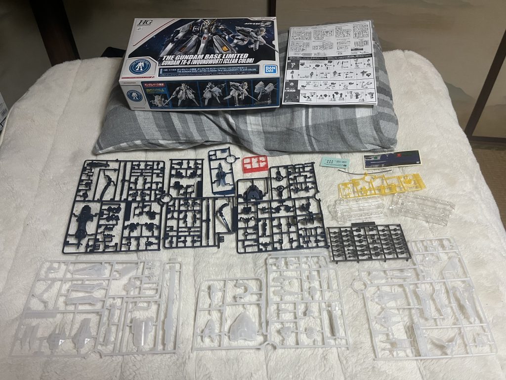 作りたいとは思っていたものの全く売ってなかったのですが、ガンダムベース限定のクリアカラーをゲットできたので制作開始。紺色のパーツのみメタリック調の成型色で、それ以外はクリアでした。クリアパーツはなんというか柔らかくなくて、折れやすそうな感じですね^_^;
