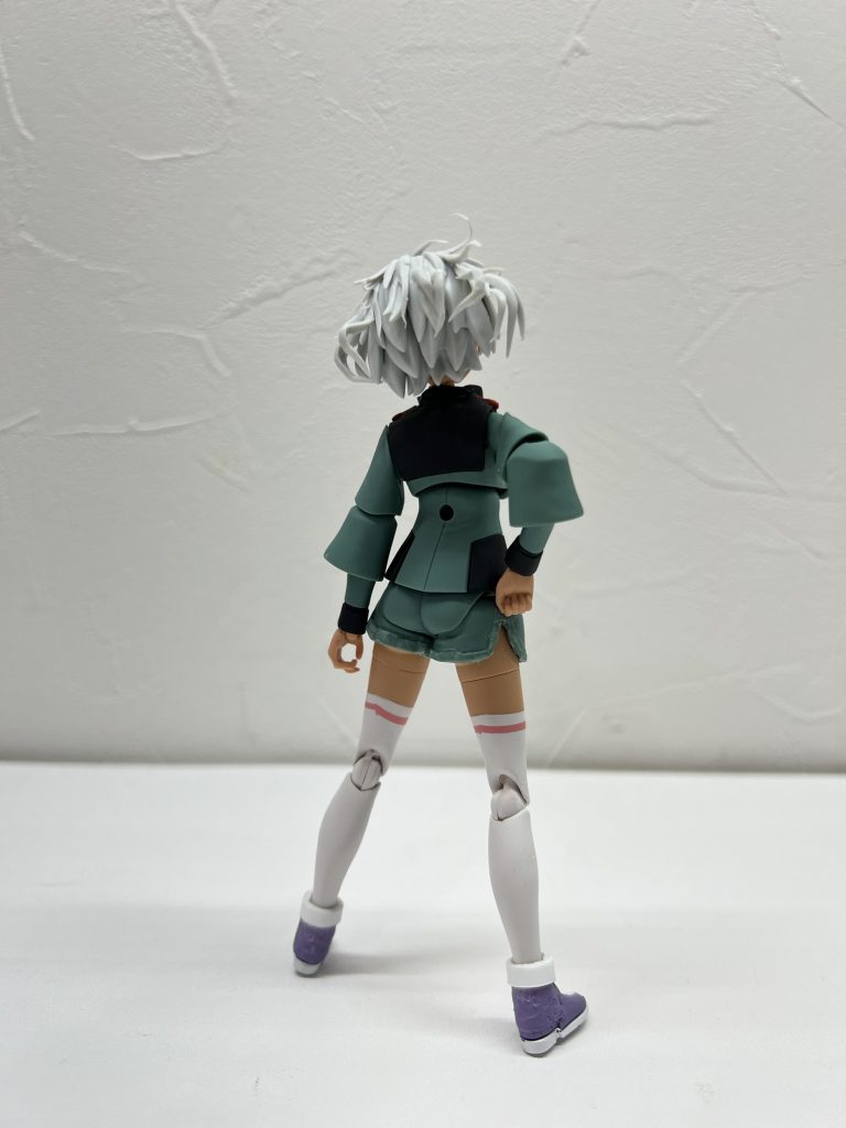 下半身はミオリネのスカートっぽいシルエットを、より短パンぽくして、更に股関節を少し外側に広げてミオリネよりも尻が大きくなる様にしました。シューズはリシェッタの靴パーツにランナープラ板を巻いて塗装しました。