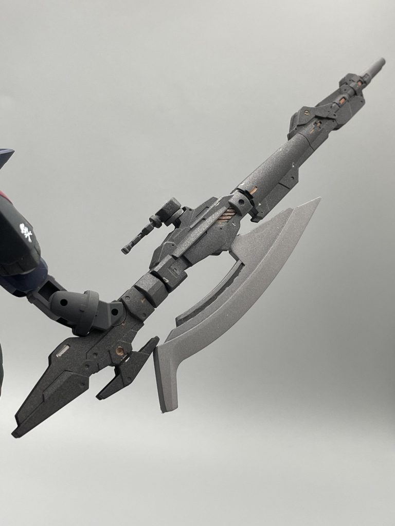 腕部ビームキャノン実弾兵装好きだけど、AGE世界の装甲事情を考えると実弾は通らない…と考えた結果、腕部丸ごとビーム砲にしよう、という発想に至りました。シャルドールローグにも片腕バスターがいるのでその発展系、という言い訳の元右腕に装着、もとい換装。