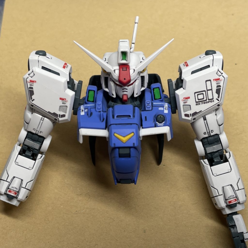 肘関節補修 両腕の肘関節が破損したので、高強度瞬間接着剤を点付けして位置決めし、固定された後、低粘度速乾瞬間接着剤を流し込んで充填補強しました。 肘が固定されて動かなくなりましたが、MSジョイントを多用したRGのガンプラをポーズ付けすることは滅多になかったので、素立ち状態に差し障りない状態で固定したため特に問題ありません。 装甲を外して作業しようと思いましたが、塗膜の分、接続部がキツくなったのもあってか外れず、外すのを諦めました😨