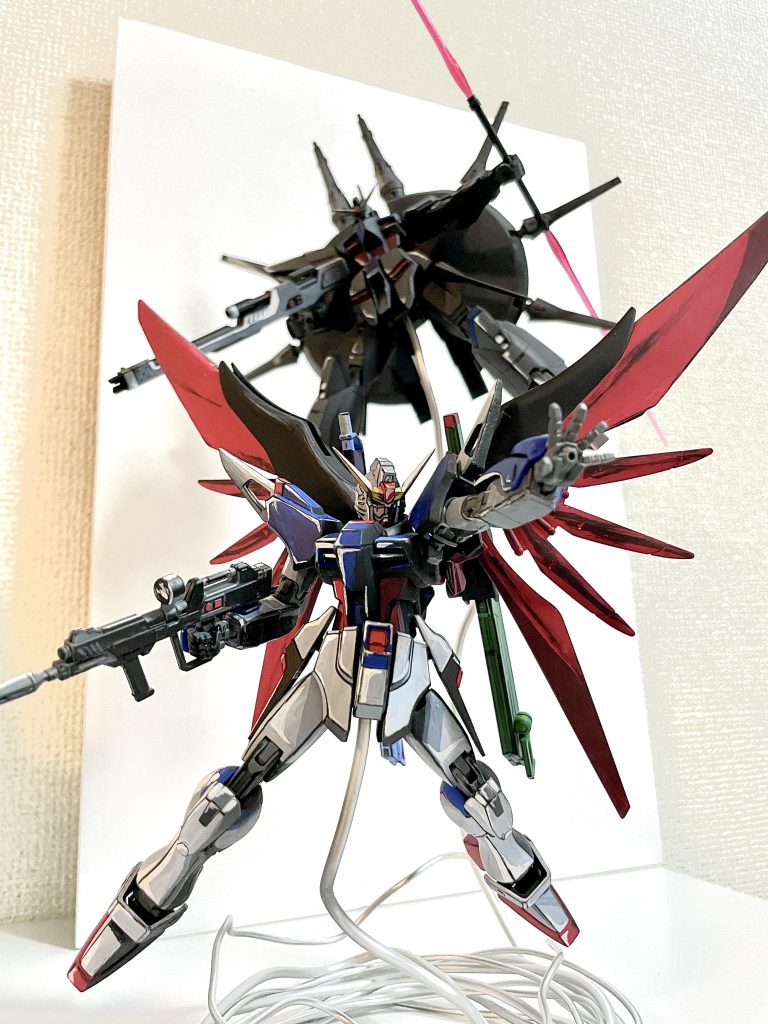 過去に作ったデスティニーと。この黒く大きなシルエットは後ろに置いても結構な存在感です。