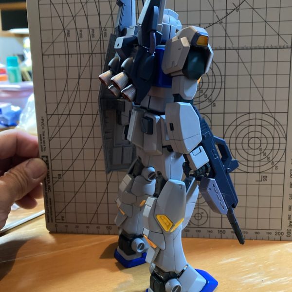 1/100でジムⅢのカスタム機を妄想してます。バックパックはMK-Ⅱ一択。残りのパーツでジムⅢ感を出さないとね。😁ボディ側の突起をカットし、バックパックのジョイントが取り付けられるよう、穴あけ加工しました。（2枚目）