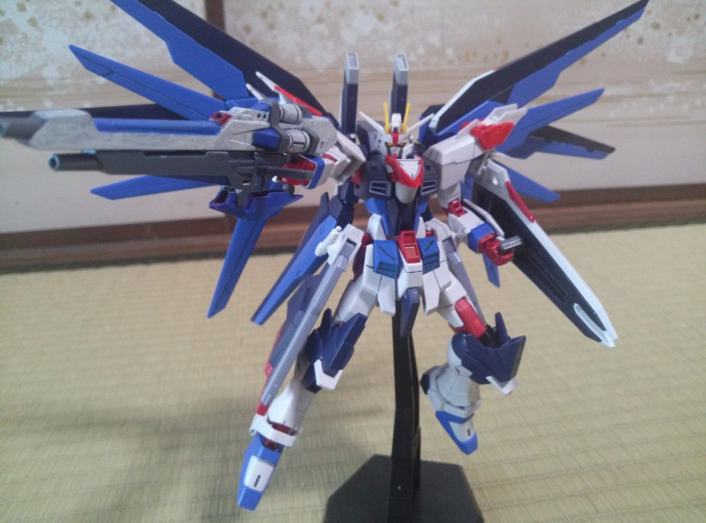 SEEDのOPでよく見たポーズバックパックがフリーダムよりアメストフリの方がでかいので全体的に翼がでかく見えます