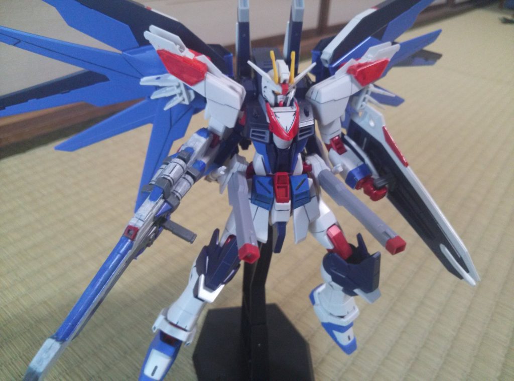 腰のレールガンはアメストフリをそのまま持ってきてるので二つ折りの物になってます