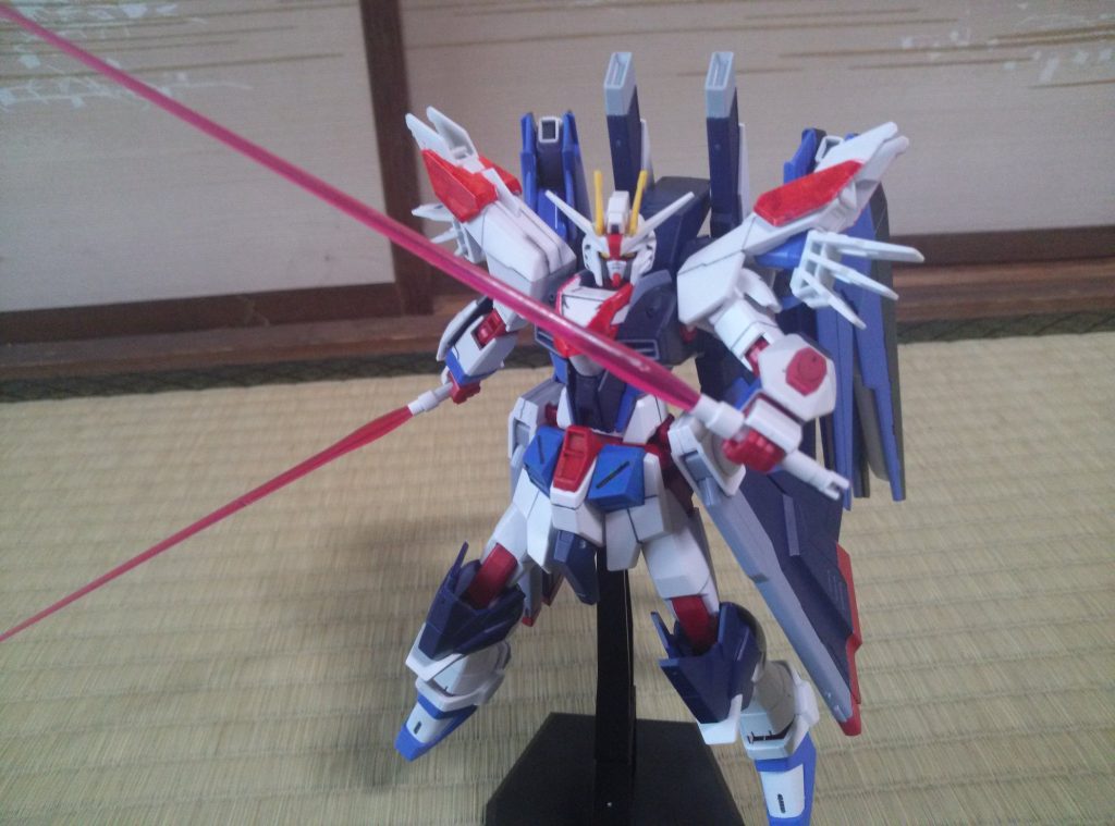 アメストフリだとリアスカートにあるビームサーベルはレールガン横に移動させました